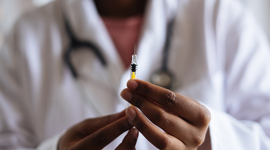 Médico segurando seringa de vacina