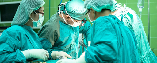 Médicos operando paciente para transplante