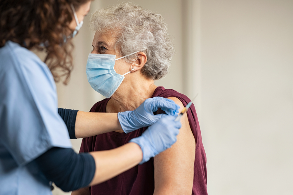 Idosos em instituições de longa permanência serão os primeiros imunizados contra a covid-19. (Fonte: Shutterstock)