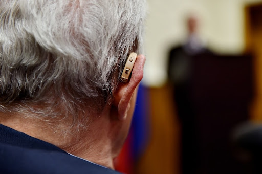 Tratamento de deficiência auditiva pode ajudar na diminuição de casos de demência. (Fonte: Roibu/Shutterstock)
