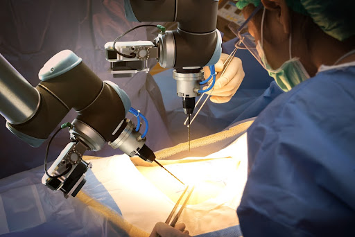 Robôs permitem execução de movimentos minuciosos em cirurgias. (Fonte: Shutterstock)