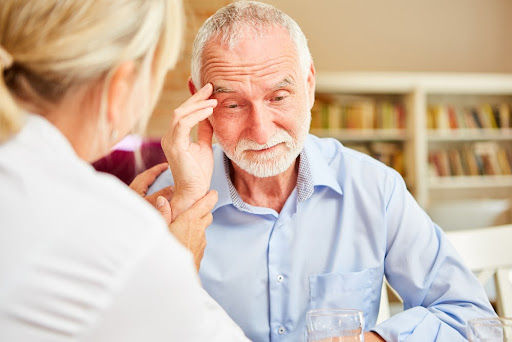 Casos de demência são mais comuns em pessoas com mais de 60 anos. (Fonte: Robert Kneschke/Shutterstock)