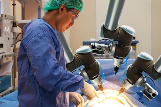 A cirurgia com o auxílio de robôs é menos invasiva e permite procedimentos mais complexos. (Fonte: Shutterstock)