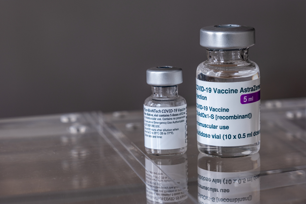 Doses da Pfizer estão sendo utilizados em locais onde faltam vacinas da AstraZeneca. (Fonte: Shutterstock/Marc Bruxelle/Reprodução)