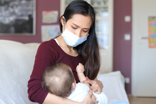 Leite materno é capaz de imunizar bebês contra a covid-19, aponta estudo. (Fonte: Onkira Leibe/Shutterstock)