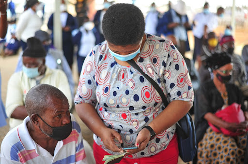 Lentidão de vacinação em países pobres favorece o surgimento de novas cepas do Sars-CoV-2. (Fonte: Mukurukuru Media/ShutterstockReprodução)