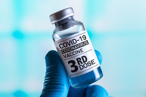 Rússia e Israel já aplicam uma dose de reforço da vacina contra covid-19. (Fonte: angellodeco/Shutterstock/Reprodução)