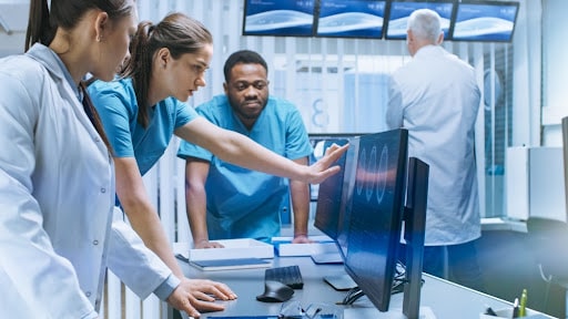 A equipe médica ganha o reforço da tecnologia para diagnóstico e tratamento personalizados. (Fonte: Shutterstock)
