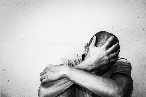 Os transtornos mentais, como a depressão, são os fatores de risco mais importantes para o comportamento suicida. (Fonte: Shutterstock/Srdjan Randjelovic/Reprodução)