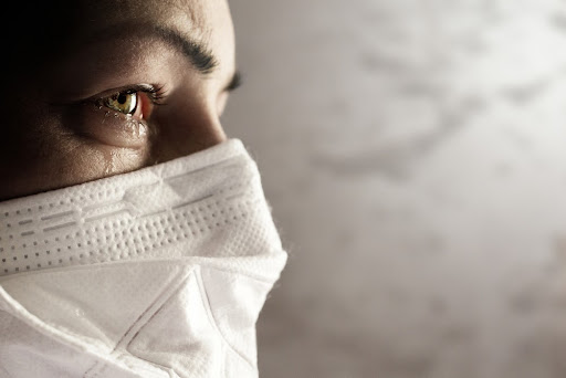 Junto da máscara, os pelos ajudam a evitar o contágio por covid-19. (Fonte: Shutterstock)