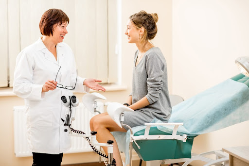 Visitas ao ginecologista auxiliam no diagnóstico da candidíase. (Fonte: RossHelen/Shutterstock)