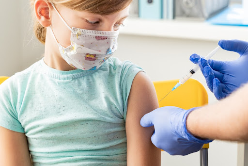 Vacinação de crianças não é vista como prioridade por especialistas. (Fonte: Ira Lichi/Shutterstock)