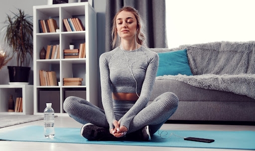 Aplicativos de meditação guiada fornecem acompanhamento para novos praticantes. (Fonte: MYDAYcontent/Shutterstock)
