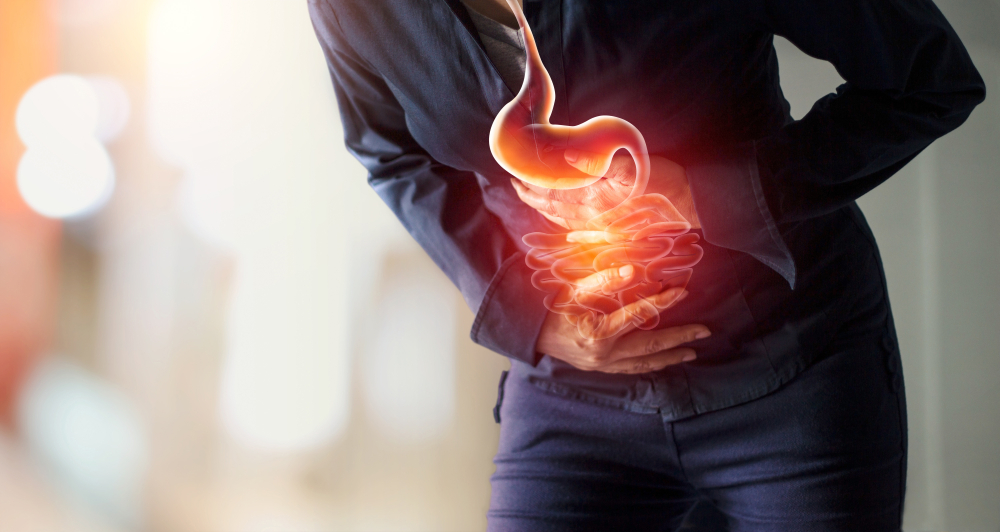 Problemas na região abdominal são o principal sintoma de uma disbiose intestinal. (Fonte: PopTika/Shutterstock/Reprodução)