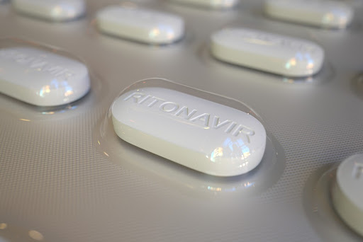 Remédio usado em coquetel anti-HIV é promissor contra Sars-CoV-2. (Fonte: Shutterstock/Novikov Aleksey/Reprodução)
