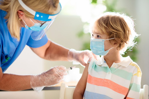 Estados Unidos devem vacinar 28 milhões de crianças entre cinco e 11 anos de idade com imunizante da Pfizer. (Fonte: FamVeld/Shutterstock/Reprodução)