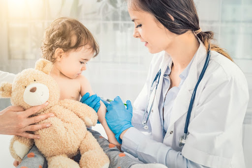 Pfizer testa vacina contra covid-19 em bebês com mais de seis meses. (Fonte: REDPIXEL.PL/Shutterstock)