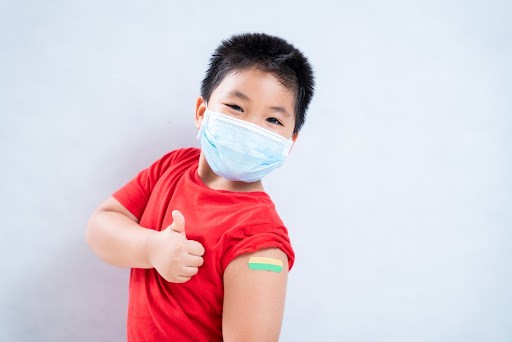 De acordo com o Instituto Butantan, cerca de 70 milhões de crianças e adolescentes foram imunizados com a Coronavac. (Fonte: Tong_stocker/Shutterstock/Reprodução)