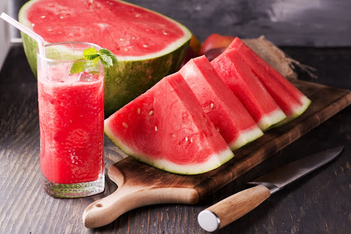 Ingestão de frutas ajudam na hidratação e reposição de glicogênio e açúcares no sangue. (Fonte: Shutterstock/Reprodução)