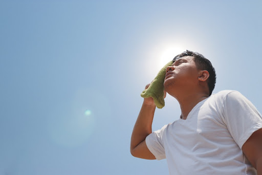 Proteção contra o sol é essencial para evitar insolação. (Fonte: BLACKWHITEPAILYN/Shutterstock/Reprodução)
