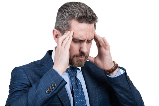 Dor de cabeça é um dos principais sintomas do aneurisma cerebral. (Fonte: Shutterstock/Red Fox Studios/Reprodução)