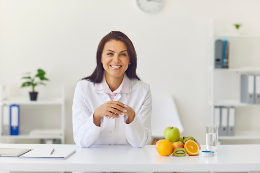 Nutricionistas promovem a saúde por meio da alimentação. (Fonte: Shutterstock/Reprodução)