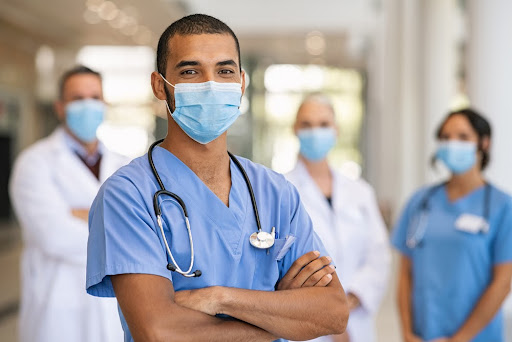 A Enfermagem trabalha perto dos pacientes, promovendo seu bem-estar. (Fonte: Shutterstock/Reprodução)
