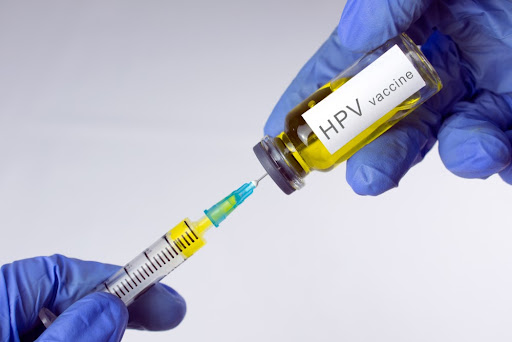 Idealmente, a vacina deve ser tomada antes do início da vida sexual. (Fonte: Shutterstock/Reprodução)