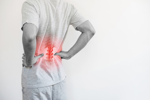 Além da má postura, algumas condições de saúde podem provocar dores nas costas. (Fonte: Sasin Paraksa/Shutterstock)