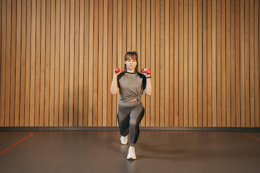 Exercícios de fortalecimento muscular são benéficos desde a juventude até a terceira idade. (Fonte: Pexels/Reprodução)
