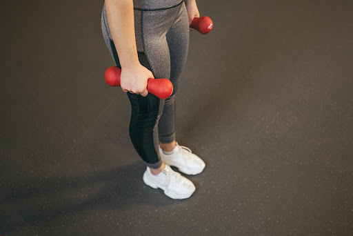 Realizar exercícios de fortalecimento muscular duas vezes por semana gera vários benefícios para a saúde. (Fonte: Pexels/Reprodução)