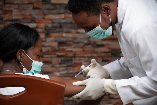 Continente africano tem 7% da população completamente vacinada. (Fonte: Shutterstock/Reprodução)