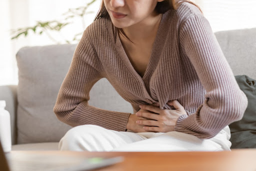 Intoxicação alimentar e virose gastrointestinal podem ter sintomas semelhantes. (Fonte: Shutterstock/Reprodução)