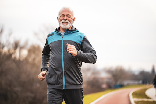Exercícios físicos regulares diminuem os riscos de doenças cardíacas. (Fonte: Shutterstock/Reprodução)