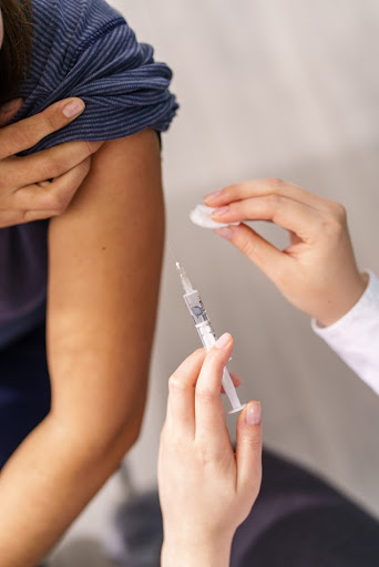 A imunização auxilia bastante na luta contra o papilomavírus humano, principalmente quando aplicada antes do início da vida sexual. (Fonte: Shutterstock/Reprodução)