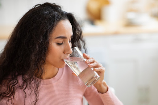 Beber muita água é a melhor maneira de prevenir a infecção urinária. (Fonte: Shutterstock/Prostock-studio/Reprodução)