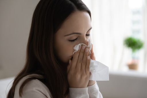 Pessoas com rinite alérgica podem ter menos chances de infecção pela covid-19. (Fonte: Shutterstock/Reprodução)