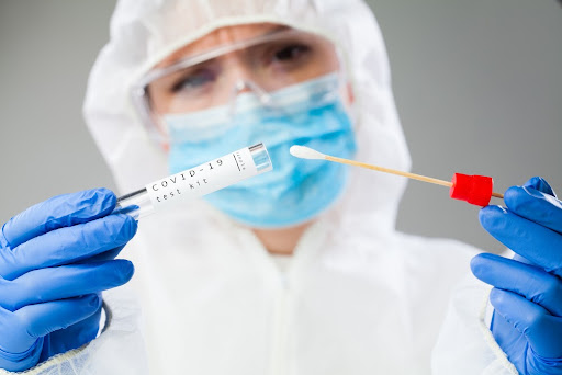 A escolha do exame para o vírus influenza é mais simples porque não há necessidade clínica de diferenciar o H3N2 da influenza comum. (Fonte: Cryptographer/Shutterstock/Reprodução)
