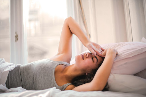 O mal-estar e o cansaço excessivo podem ser indícios de gravidez, especialmente se atrelados a outros sintomas, como o atraso menstrual. (Fonte: Pexels/Reprodução)