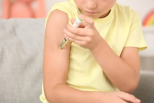 Métodos farmacológicos atuais permitem que a criança conviva com a diabetes mellitus tipo 1. (Fonte: Pixel-Shot/Shutterstock/Reprodução)