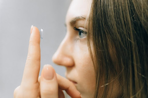 Preservar corretamente as lentes de contato significa cuidar da sua saúde ocular. (Fonte: Pexels/Reprodução)