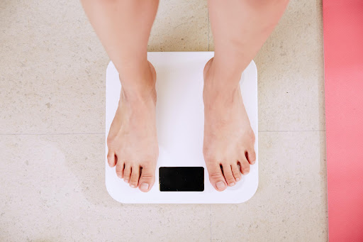 Obesidade impulsiona variações hormonais e pode ser fator de risco e indicador de predisposição a miomas uterinos. (Fonte: Unsplash/Reprodução)