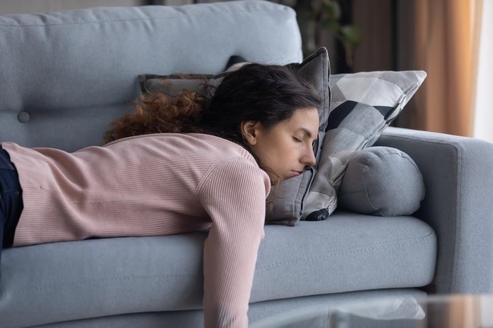 Cochilos com duração maior de 30 minutos durante o dia podem afetar o sono a noite. (Fonte: Shutterstock/Reprodução)
