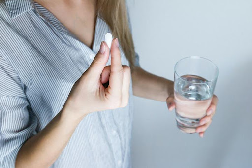 Anti-inflamatórios, analgésicos e antidepressivos podem ser usados no combate aos sintomas da fibromialgia. (Fonte: Pexels/Reprodução)