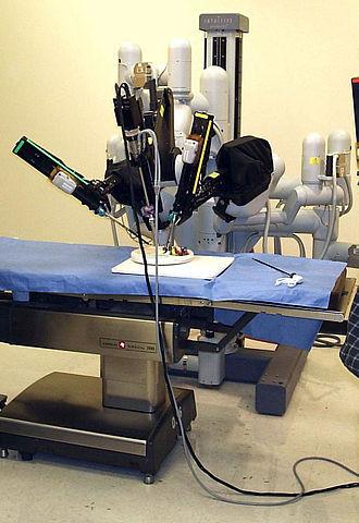 Teste de aparelho de cirurgia robótica, utilizado em operações como na próstata, conserto de válvulas cardíacas e cirurgias urológicas. (Fonte: Wikimedia Commons/Reprodução)