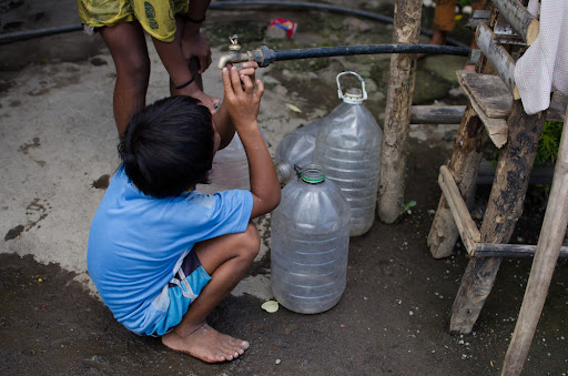 A falta de saneamento favorece o consumo de água contaminada. (Fonte: Shutterstock/at.rma/Reprodução)