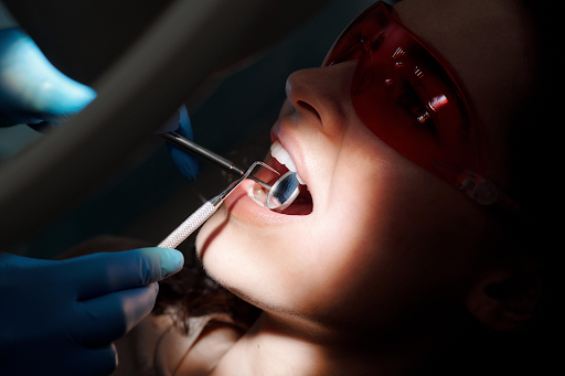 A ida regular ao dentista e a manutenção da higiene da boca garantem uma ótima saúde bucal. (Fonte: Cedric Fauntleroy/Reprodução)