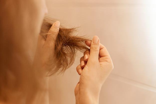 A alopecia areata é uma doença autoimune que atinge pessoas mais jovens, geralmente se manifestando antes dos 20 anos de idade. (Fonte: Freepik/Reprodução)