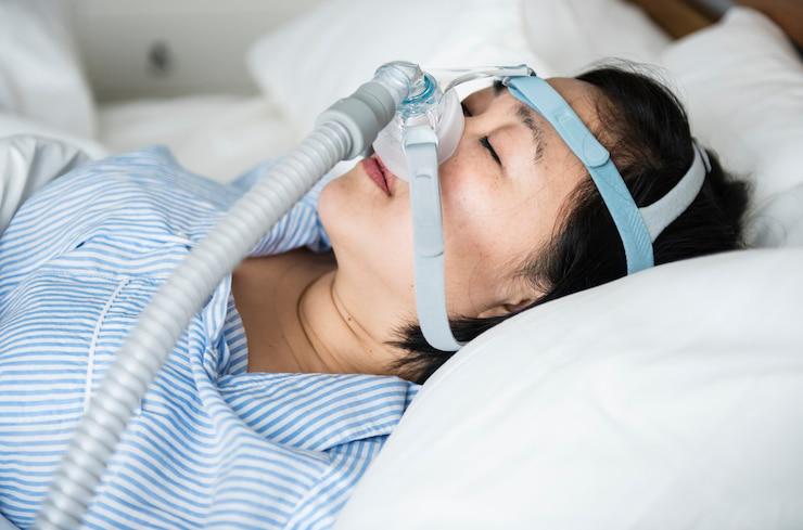 A máscara do tratamento CPAP é responsável por levar fluxo de ar para o nariz, gerando pressão para manter a via respiratória oral durante a noite. (Fonte: rawpixel.com/Reprodução)
