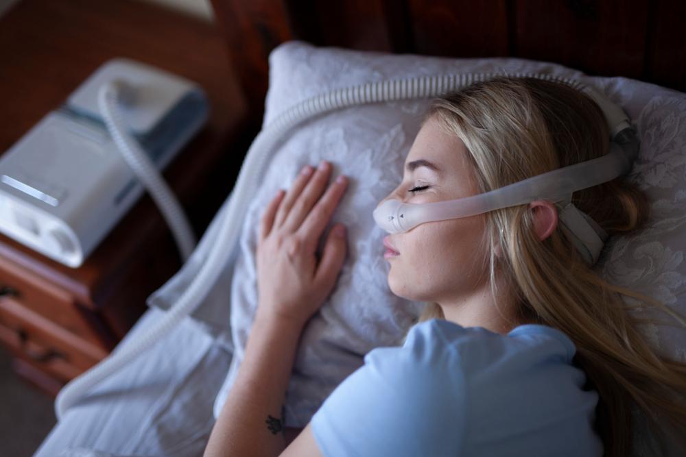 O tratamento é acompanhado por um pneumologista e pode ser feito com o uso de um CPAP durante a noite. (Fonte: Shutterstock/Reprodução)
